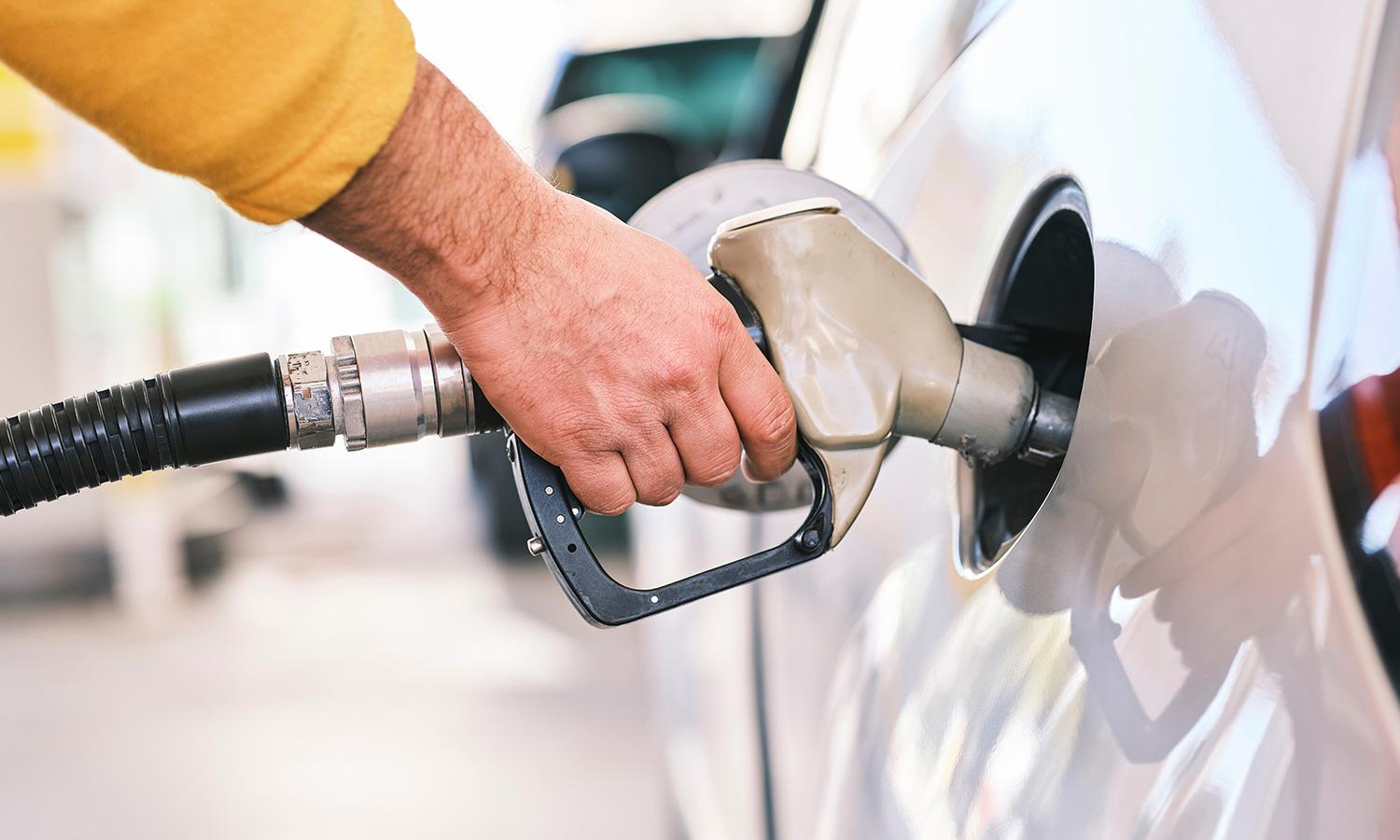  ثبت مصرف بی‌‌‌‌‌‌‌‌سابقه روزانه ۱۱۱‌میلیون لیتر بنزین در دی‌‌‌‌‌‌‌‌ماه ۱۴۰۱