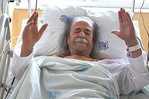 عکس محمدعلی کشاورز در روز انتقال به بیمارستان